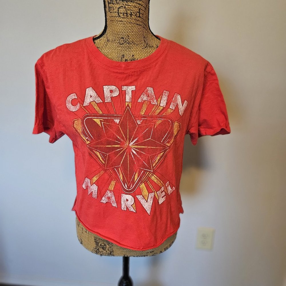 Captain Marvel Women's Cropped Tee Shirt Red Screen Print Design Size Medium